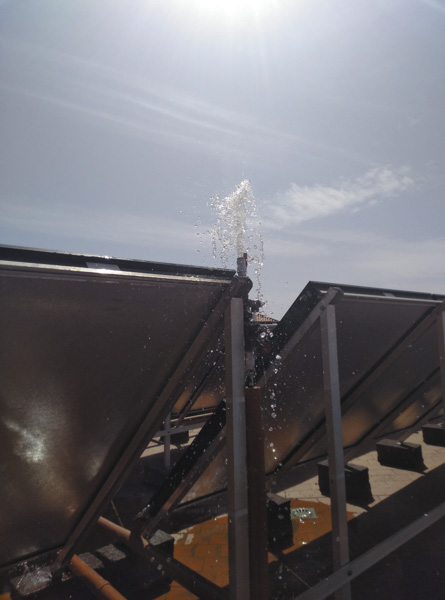 Avería de placa solar con escape de agua