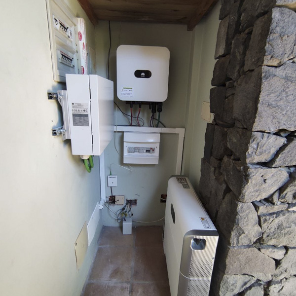 Instalación de cableado de paneles solares fotovoltaicos