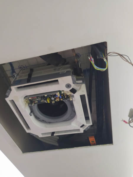 Instalación en proceso del aire acondicionado en el techo