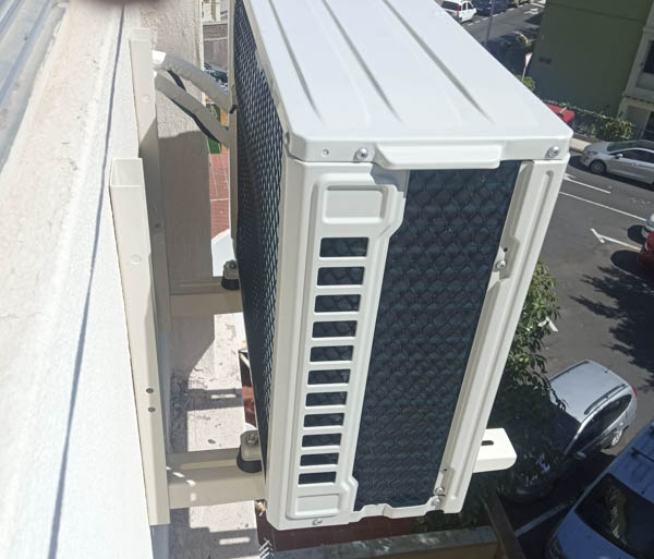 Aire acondicionado exterior en un edificio