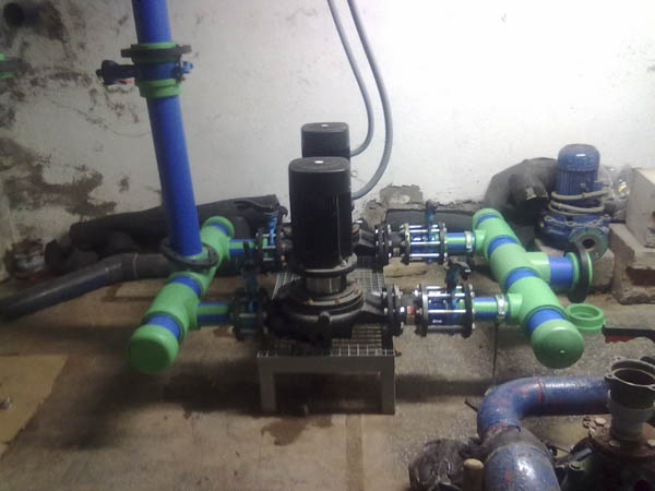 Instalaciones de fontanería, tubos azules y verdes